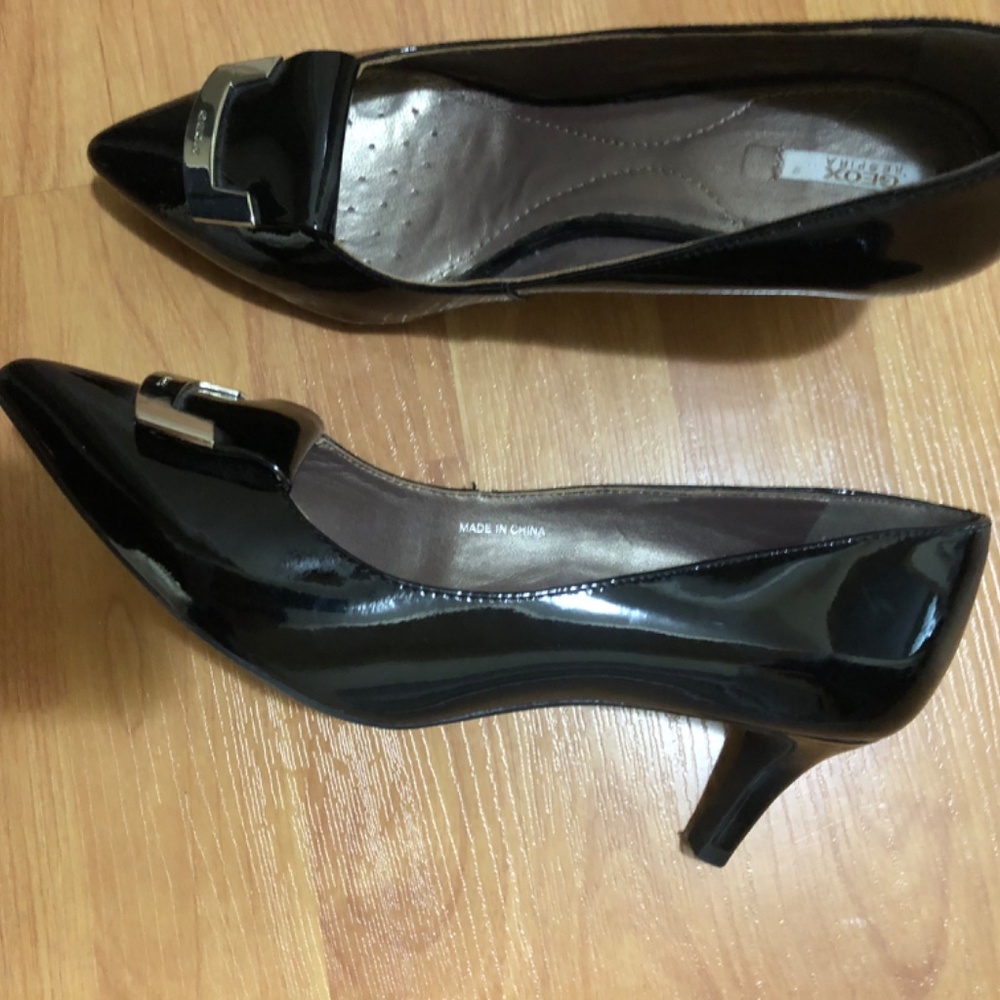 Geox Black Italian patent leather heels size 38 EUC